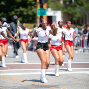 Chicago, Illinois, ABD - 8 Ağustos 2019: The Bud Billiken Parade, Rich Township Lisesi Üyeleri, Mighty yürüyüş makinesi,
