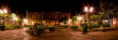 Meksika 'nın San Luis Potosi şehrinde, Maske Müzesi ve Barış Tiyatrosu ile birlikte Plaza del Carmen' in Gece Manzarası