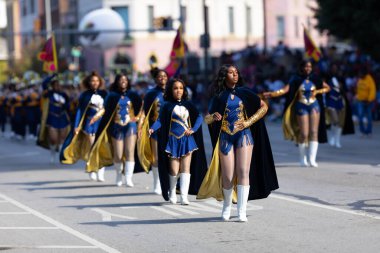 Indianapolis, Indiana, ABD - 28 Eylül 2019: The Circle City Classic Parade, Thornwood Lisesi yürüyüş bandosu üyeleri