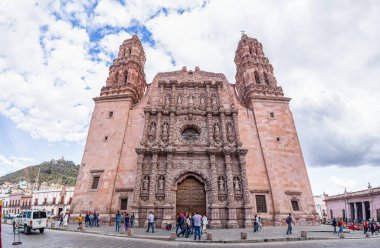 Zacatecas, Zacatecas, Meksika - 22 Kasım 2019: Zacatecas Katedrali 'nin ön kapısında yürüyen insanlar