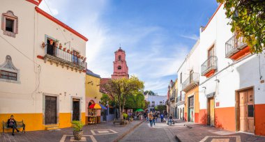 Guanajuato, Guanajuato, Meksika - 25 Kasım 2019 Arka planda Templo de San Francisco ile birlikte Manuel Doblado 'yu izleyin