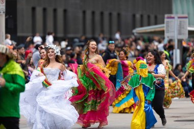 Houston, Teksas, ABD - 28 Kasım 2019 H-E-B Şükran Günü Geçidi, Houston 'daki Kolombiyalı kadınlar geçit töreni sırasında geleneksel kıyafet dansı yapıyorlar.
