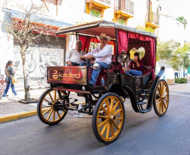 Guadalajara, Jalisco, Meksika - 23 Kasım 2019: Guadalajara sokaklarında turist taşıyan eski bir araba