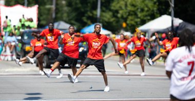 Chicago, Illinois, ABD - 8 Ağustos 2019: The Bud Billiken Parade, HA2 dans takımı üyeleri