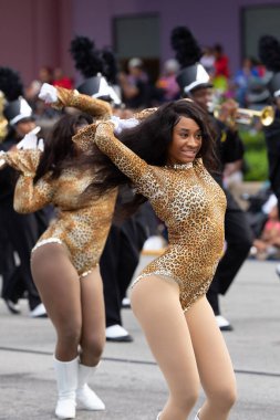 Indianapolis, Indiana, ABD - 28 Eylül 2019: The Circle City Classic Parade, Central Lisesi yürüyüş sarı ceketleri Membersa