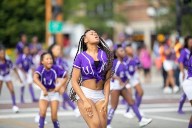 Chicago, Illinois, ABD - 8 Ağustos 2019: The Bud Billiken Parade, Virtue Dans Takımı üyeleri geçit töreninde