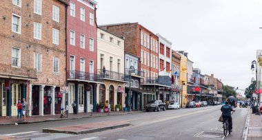 New Orleans, Louisiana, ABD - 30 Kasım 2019: Decatur Caddesi boyunca Fransız Mahallesi 'nin eski binaları boyunca yürüyen insanlar