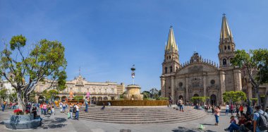 Guadalajara, Jalisco, Meksika - 23 Kasım 2019: Guadalajara Plaza 'da günün tadını çıkaran insanlar, Guadalajara Katedrali manzaralı