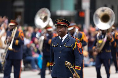 Houston, Teksas, ABD - 28 Kasım 2019: H-E-B Şükran Günü Geçidi, Bahama Brass Grubu üyeleri, geçit töreninde