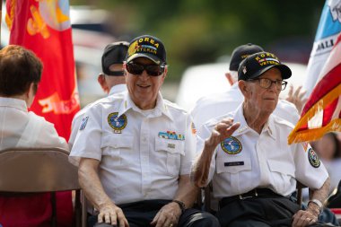 Arlington, Teksas, ABD - 4 Temmuz 2019: Arlington 4 Temmuz Geçit Töreni, Kore Savaşı gazileri geçit töreni sırasında bir şamandıraya nakledildi