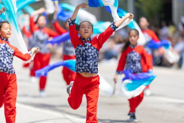Indianapolis, Indiana, ABD - 25 Mayıs 2019: Indy 500 Parade, Indianapolis Çin Halk Merkezi Üyeleri geleneksel bir kurdele dansı sergiliyorlar