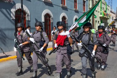 Matamoros, Tamaulipas, Meksika - 20 Kasım 2019: The Mexico Revolution Day Parade, Pentathlon üyeleri tören sırasında Sexta caddesinde yürüyor.