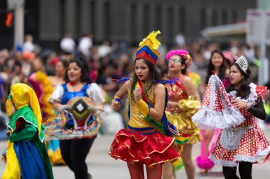 Houston, Teksas, ABD - 28 Kasım 2019 H-E-B Şükran Günü Geçidi, Houston 'daki Kolombiyalı kadınlar geçit töreni sırasında geleneksel kıyafet dansı yapıyorlar.