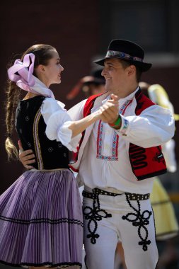 Whiting, Indiana, ABD - 27 Temmuz 2019: Pierogi Festivali, geleneksel kıyafetler giyen bir çift Slovak geleneksel dans gösterisi