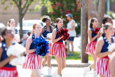 Arlington, Teksas, ABD - 4 Temmuz 2019: Arlington 4 Temmuz Geçit Töreni, James Martin Lisesi, Sundansçılar geçit töreninde