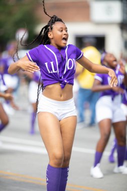 Chicago, Illinois, ABD - 8 Ağustos 2019: The Bud Billiken Parade, Virtue Dans Takımı üyeleri geçit töreninde