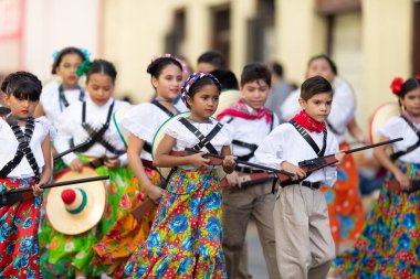 Matamoros, Tamaulipas, Meksika - 20 Kasım 2019: The Mexico Revolution Day Parade, geleneksel kıyafetler giyen devrimciler, tören sırasında Sexta caddesinde ilerliyorlar.