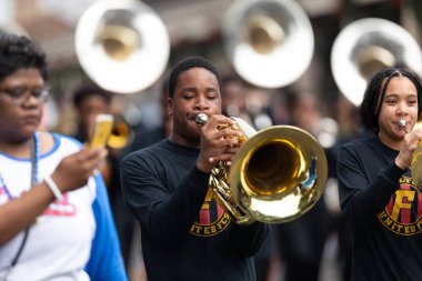New Orleans, Louisiana, ABD - 30 Kasım 2019: Bayou Klasik Geçit Töreni, Fulton Birleşik Bandosu üyeleri, geçit töreninde