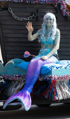 Arlington, Teksas, ABD - 4 Temmuz 2019: Arlington 4 Temmuz Geçit Töreni, Korsan gemisi şeklinde yüzer, geçit töreninde kadın mermiad gibi giyinir