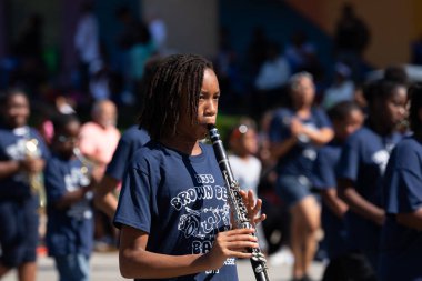 Indianapolis, Indiana, ABD - 28 Eylül 2019: The Circle City Classic Parade, AJB Brown Bear Marching grubu üyeleri, geçit töreninde