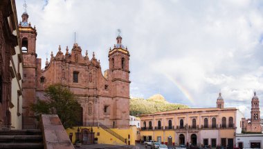 Parroquia de Santo Domingo, Zacatecas, Meksika 'da arka planda gökkuşağı olan Zacatecas şehrinde.