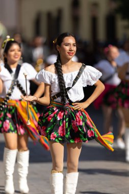 Matamoros, Tamaulipas, Meksika - 20 Kasım 2019: The Mexico Revolution Day Parade, geçit töreni sırasında genç Meksikalı ponpon kızlar