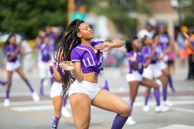 Chicago, Illinois, ABD - 8 Ağustos 2019: The Bud Billiken Parade, Virtue Dans Takımı üyeleri geçit töreninde