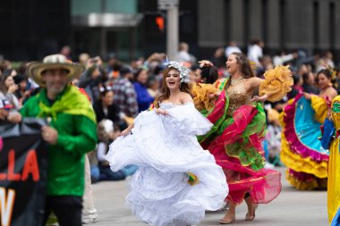 Houston, Teksas, ABD - 28 Kasım 2019 H-E-B Şükran Günü Geçidi, Houston 'daki Kolombiyalı kadınlar geçit töreni sırasında geleneksel kıyafet dansı yapıyorlar.