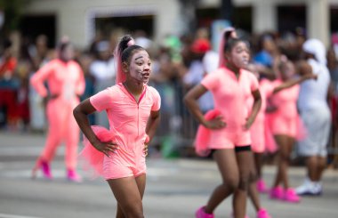 Chicago, Illinois, ABD - 8 Ağustos 2019: The Bud Billiken Parade, Empire dansçıları, Pembe Panter temalı dans gösterisi