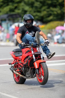 Chicago, Illinois, ABD - 8 Ağustos 2019: The Bud Billiken Parade, Motorcular Martin Luther King Dr 'a gösteri yaparken