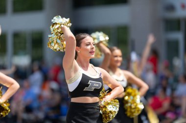 Indianapolis, Indiana, ABD - 25 Mayıs 2019: Indy 500 Geçit Töreni, Purdue Üniversitesi 'nden ponpon kızlar
