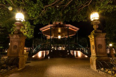 Geceleri Allende Garden 'daki büfe, San Miguel de Allende, Guanajuato, Meksika
