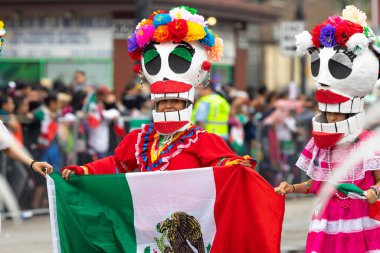 Chicago, Illinois, ABD - 8 Eylül 2019 - 26. Cadde Meksika Bağımsızlık Yürüyüşü, Kafatası maskeli, Meksika bayrağı taşıyan kadınlar