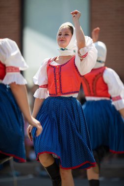 Whiting, Indiana, ABD - 27 Temmuz 2019: Pierogi Festivali, Slovak kadınlar kendi aralarında geleneksel kıyafet dansı yapıyorlar