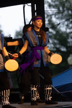 St. Louis, Missouri, ABD - 25 Ağustos 2019: Uluslar Festivali, Tower Grove Park, St. Louis Eisa Okinawa Kenjin-Kai üyeleri, geleneksel kıyafetler giyerek, geleneksel Okinawan, Japon davul dansı yaparak