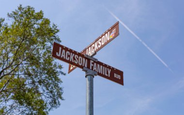 Gary, Indiana, ABD - 27 Temmuz 2019: Jackson Ailesi 'nin adını taşıyan sokak tabelası