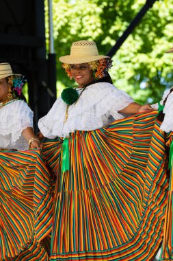 St. Louis, Missouri, ABD - 24 Ağustos 2019: Uluslar Festivali, Tower Grove Park, Grupo Folklorico Panameno üyeleri, geleneksel giysiler giyerek, Panama 'dan geleneksel danslar yaparak