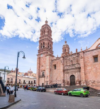 Zacatecas, Zacatecas, Meksika - 22 Kasım 2019: Candelario Huizar Caddesi boyunca Zacatecas Katedrali 'nin yanında yürüyen turistler