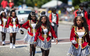 Chicago, Illinois, ABD - 8 Ağustos 2019: The Bud Billiken Parade, Dans Takımı geçit töreninde sirk temalı bir dans gösterisi düzenliyor