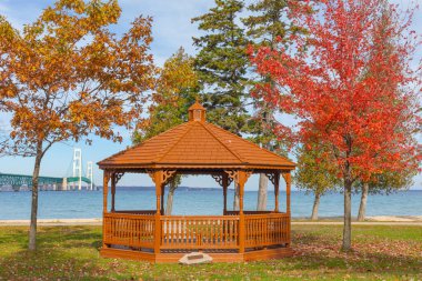 Sonbahar boyunca, Mackinaw City 'de, Mackinac Boğazı kıyısında, Michigan Mackinac Köprüsü manzaralı, Amerika Birleşik Devletleri
