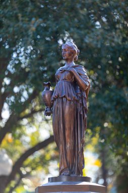 Jefferson, Teksas, ABD - 16 Kasım 2019: Hebe Yunan Gençlik Tanrıçası heykeli, New York 'lu J. L. Mott Foundry tarafından yapıldı.