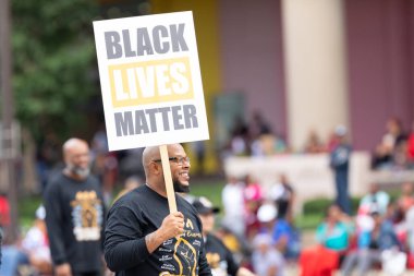 Indianapolis, Indiana, ABD - 28 Eylül 2019: The Circle City Classic Parade, Geçit töreninde insan haklarını destekleyen pankartlar taşıyan erkekler