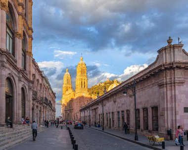 Zacatecas, Zacatecas, Meksika - 22 Kasım 2019: Hidalgo Caddesi 'nin aşağısındaki Fernando Calderon Tiyatrosu, Playmohistoria ve Zacatecas Katedrali' nin keyfini çıkaran turist ve yerlilerin manzarası