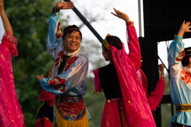 St. Louis, Missouri, ABD - 25 Ağustos 2019: Uluslar Festivali, Tower Grove Park, St. Louis Modern Çin Okulu üyeleri, geleneksel giysiler giyerek, Çin 'den geleneksel danslar yaparak