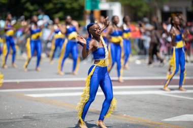 Chicago, Illinois, ABD - 8 Ağustos 2019: The Bud Billiken Parade, Altın Şövalyeler Talim Takımı üyeleri geçit töreninde