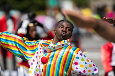 Chicago, Illinois, ABD - 8 Ağustos 2019: The Bud Billiken Parade, Dans Takımı geçit töreninde sirk temalı bir dans gösterisi düzenliyor
