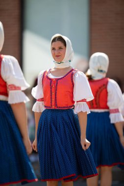 Whiting, Indiana, ABD - 27 Temmuz 2019: Pierogi Festivali, Slovak kadınlar kendi aralarında geleneksel kıyafet dansı yapıyorlar