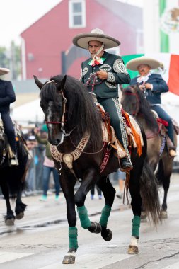 Chicago, Illinois, ABD - 8 Eylül 2019 - 26. Cadde Meksika Bağımsızlık Yürüyüşü, At süren adam, geçit töreninde mariachi kıyafeti giymiş