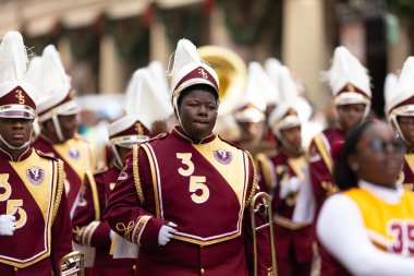 New Orleans, Louisiana, ABD - 30 Kasım 2019: Bayou Klasik Geçit Töreni, McDonogh Senior High Marching Roneagles üyeleri,