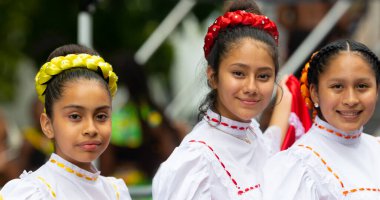 St. Louis, Missouri, ABD - 25 Ağustos 2019: Uluslar Festivali, Tower Grove Park, Meksika Dans Bakanı Guadalupe üyeleri, geleneksel kıyafetler giyip kameraya poz verdiler